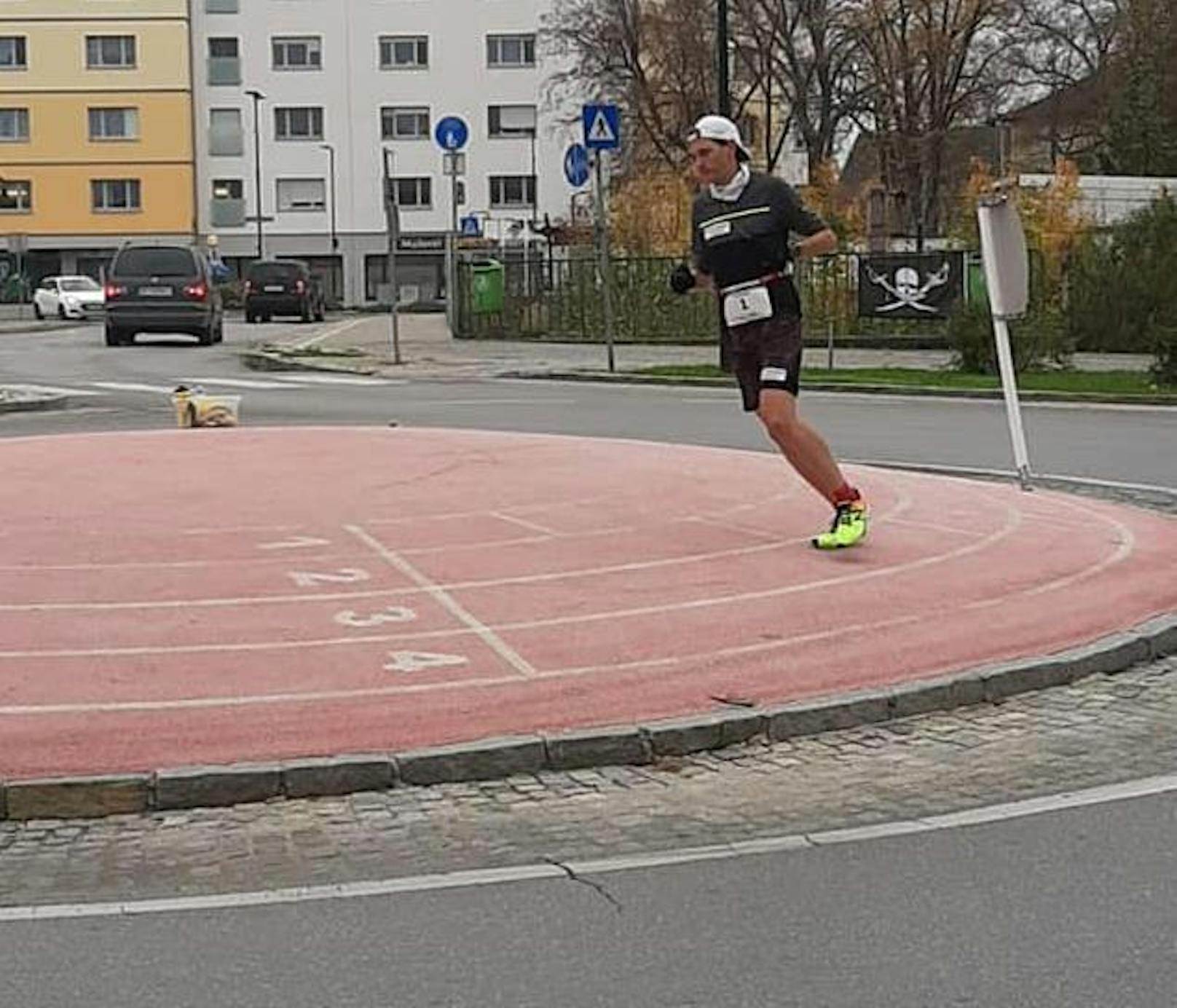 Rekordlauf: Rainer Predl lief Marathon im Kreisverkehr