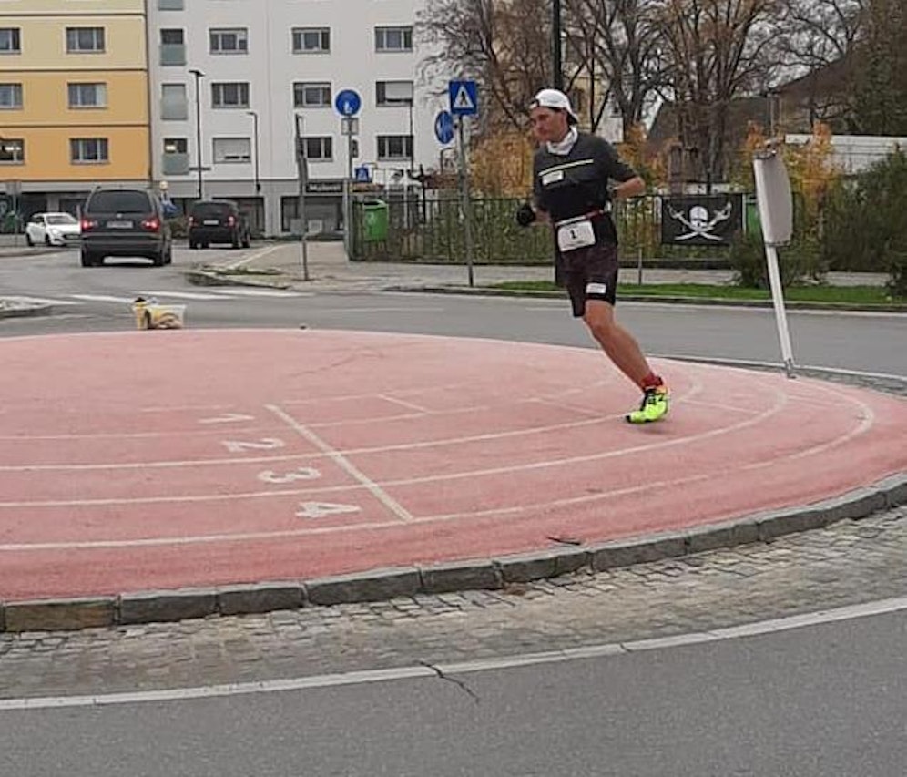 Rekordlauf: Rainer Predl lief Marathon im Kreisverkehr