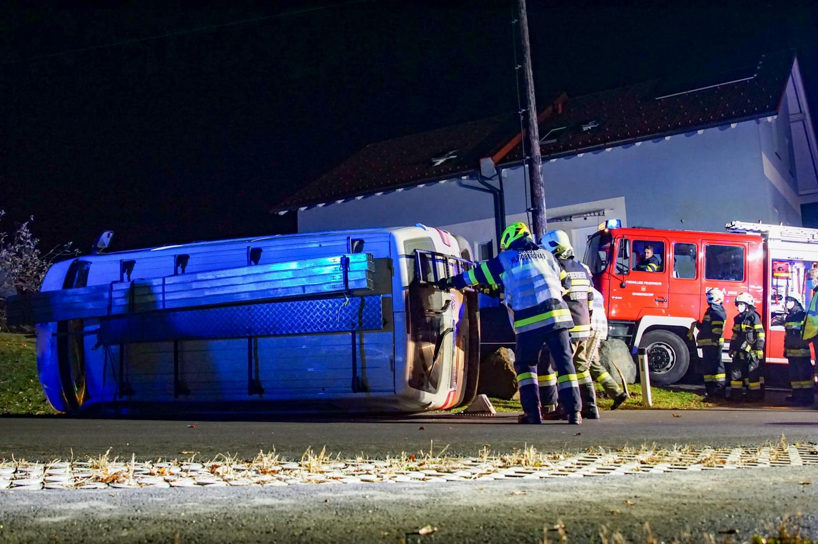 Großeinsatz für Feuerwehren im Bezirk Südoststeiermark nachdem ein Kastenwagen gegen Felsbrocken geprallt war (10. November 2020)