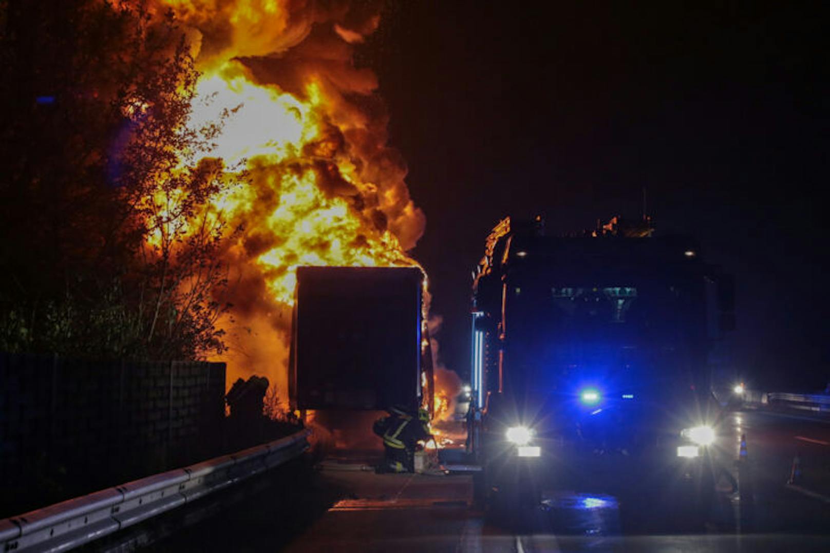Ein Lkw-Anhänger ist in der Nacht auf Mittwoch auf der Westautobahn bei der Auffahrt St. Valentin abgebrannt.