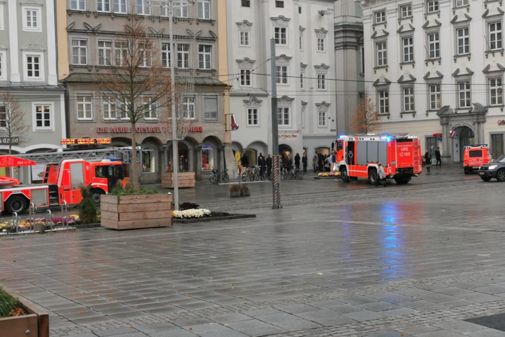 In Linz waren am Mittwochvormittag am Hauptplatz mehrere Einsatzfahrzeuge der Feuerwehr zu sehen.