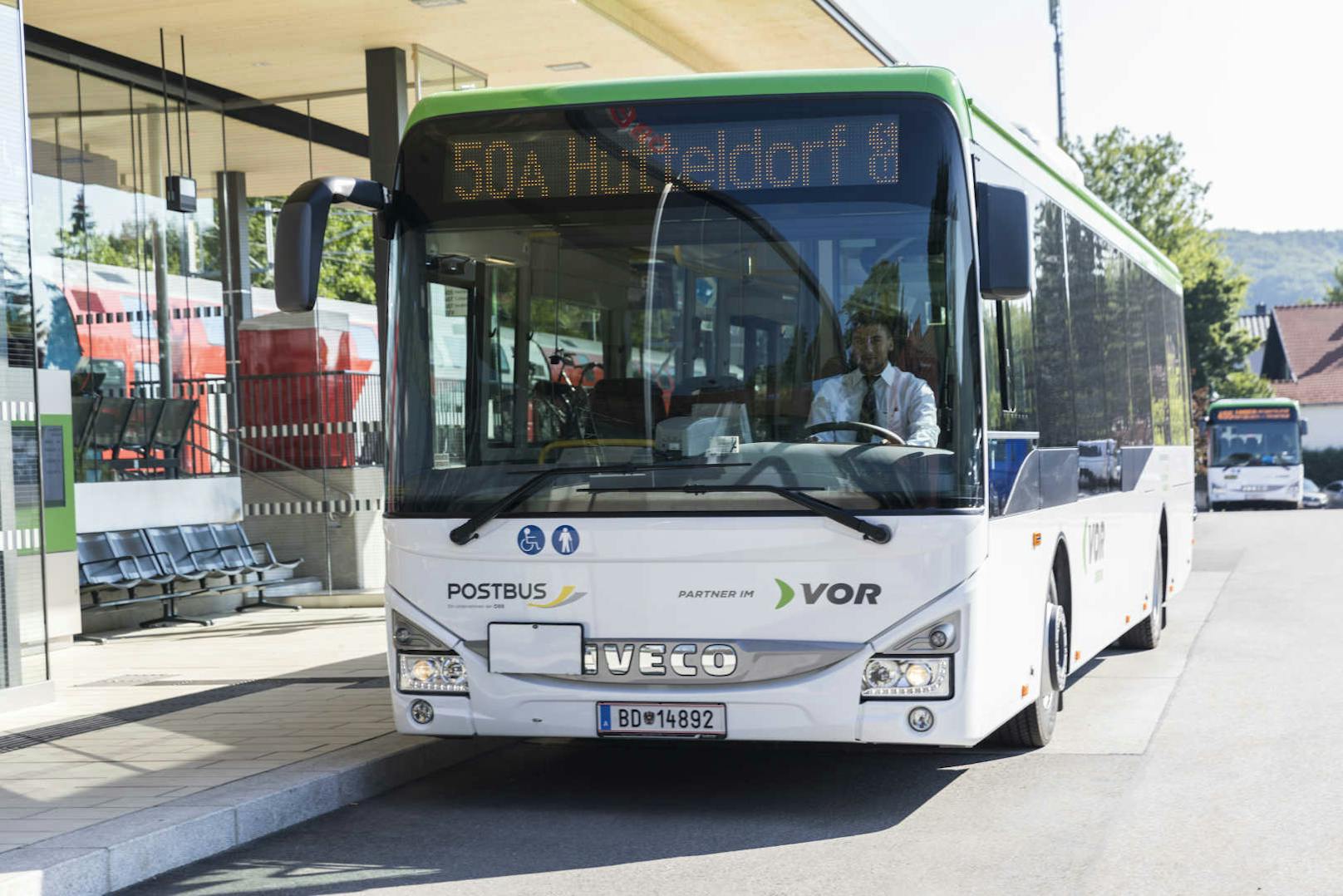 Ein Postbus der ÖBB mit Ziel Wien-Hütteldorf