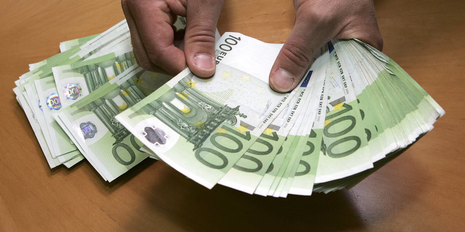 Ein Mann zählt Euro-Banknoten. (Symbolbild)