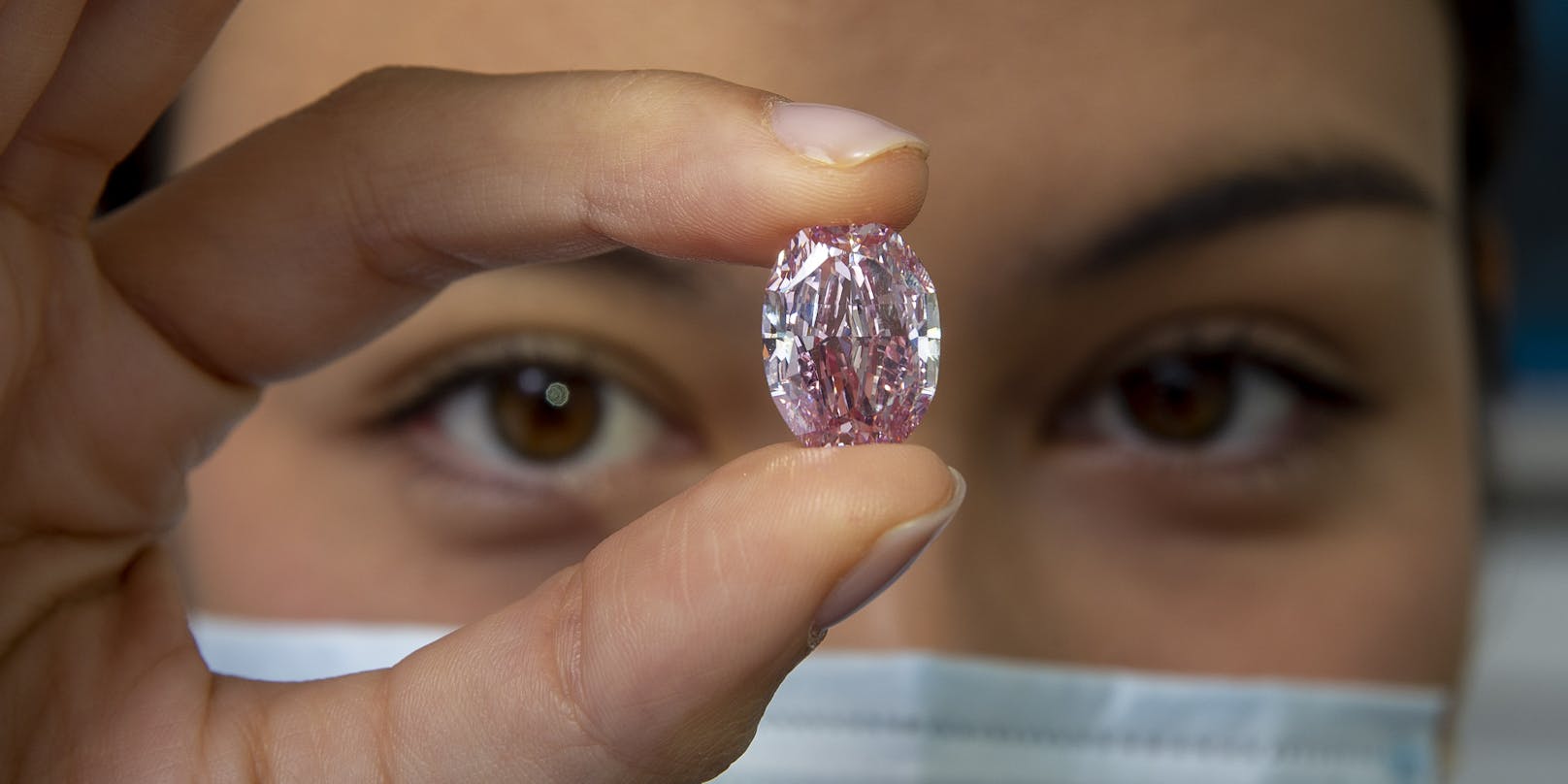Der seltene rosafarbene Diamant "Geist der Rose" wurde in Genf versteigert.