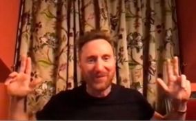 Im Gespräch zeigte Guetta seine "Waffen". 