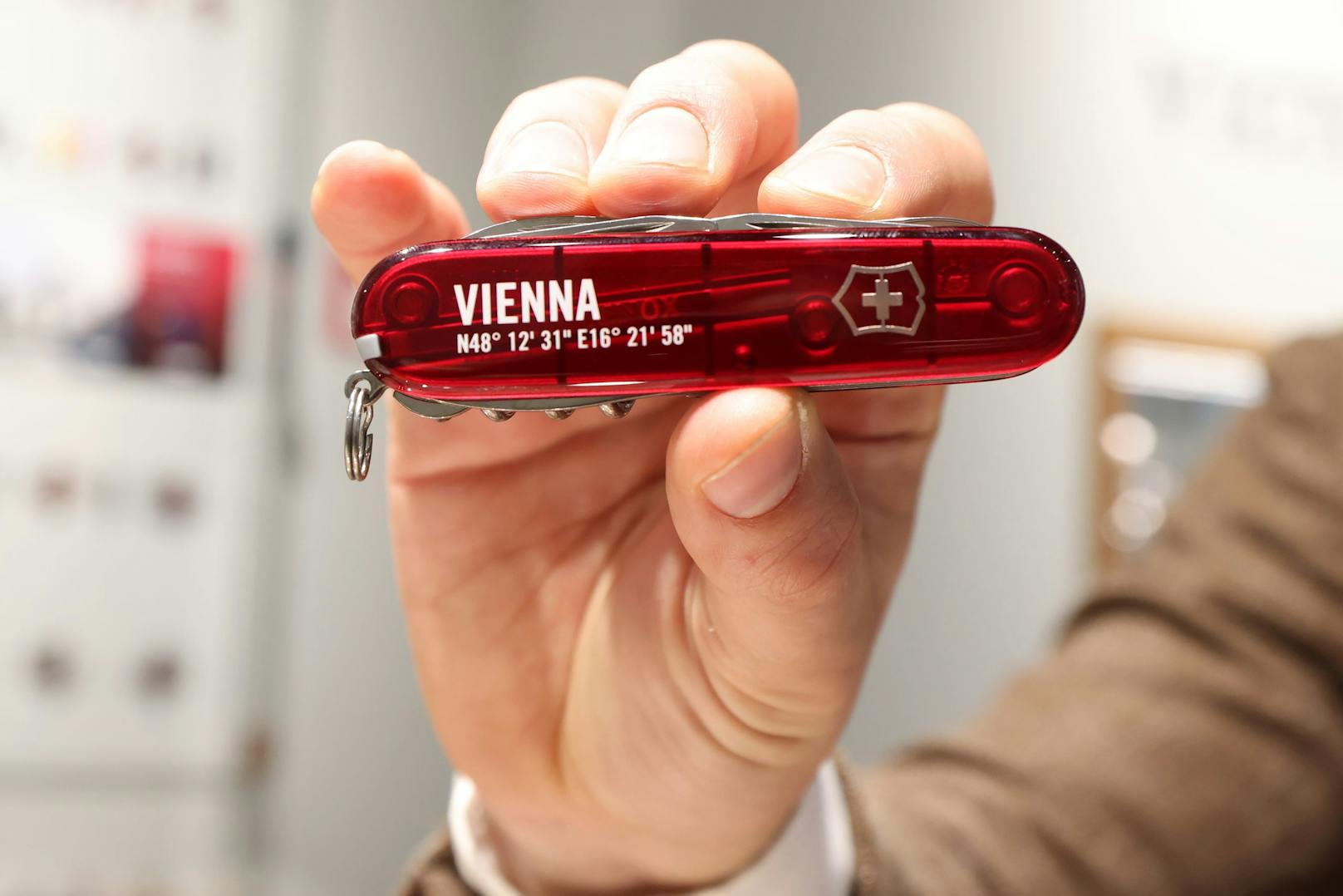 Das "Place to be" Taschenmesser mit der Skyline von Wien auf der Vorderseite und den Koordinaten des Victorinox WienStores auf der Rückseite ist ausschließlich im Victorinox Store in Wien hältlich. Kostenpunkt: 39 Euro.