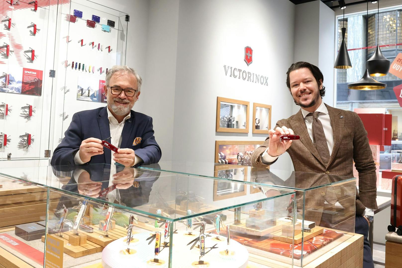 Franchise-Partner Martin Kowatsch (li.) und Shop-Chef David Scherzer&nbsp;im neuen Victorinox-Geschäft in der Wiener Herrengasse.