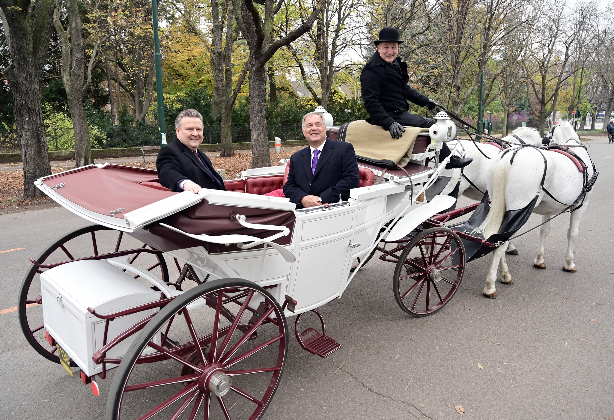 Wiens Wirtschaftskammer-Präsident Walter Ruck und Bürgermeister Michael Ludwig (SPÖ) bei einer gemeinsamen Fiakerfahrt auf der Prater Hauptallee.