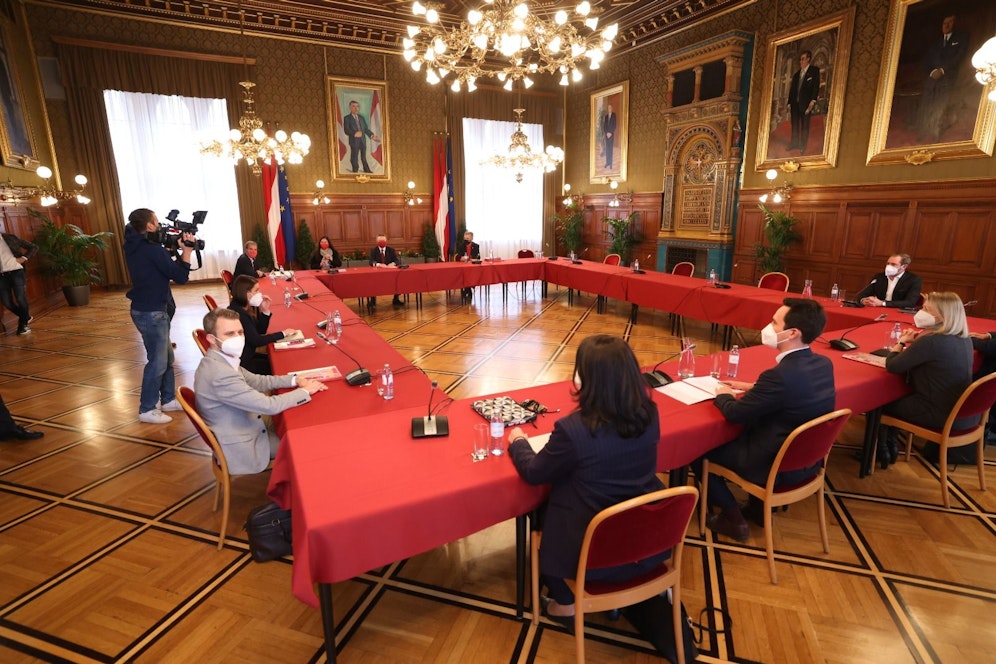 Vergangene Woche schlossen SPÖ und Neos die Koalitionsverhandlungen in den Untergruppen ab. Am Dienstag treten die Gremien der beiden Parteien zusammen, danach stellen Bürgermeister MIchael Ludwig (SPÖ, hinten Mitte) und Neos-Chef Christoph Wiederkehr (vorne, Mitte) die erste sozialdemokratisch-liberale Stadregierung vor. Angelobt wird sie - trotz Lockdowns - am 24. November. 