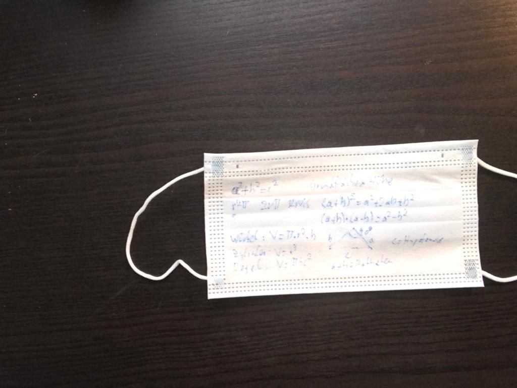 Schummel-Maske mit Mathe-Formeln