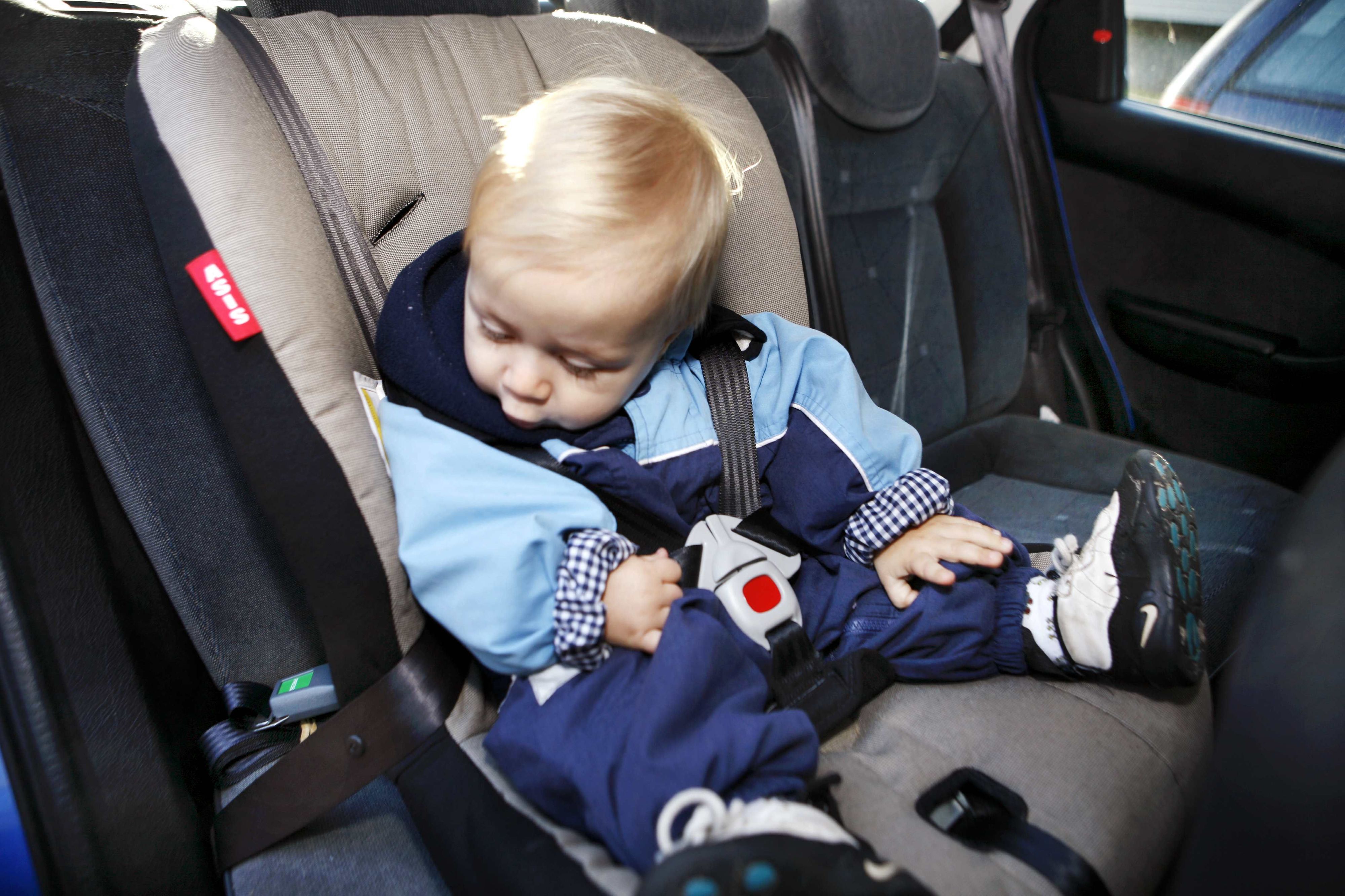 Download von www.picturedesk.com am 12.11.2020 (23:12).  Ein kleiner Bub auf dem Kindersitz in einem Auto. Aufgenommen am 20. Oktober 2005. - 20051020_PD10996 - Rechteinfo: Rights Managed (RM)