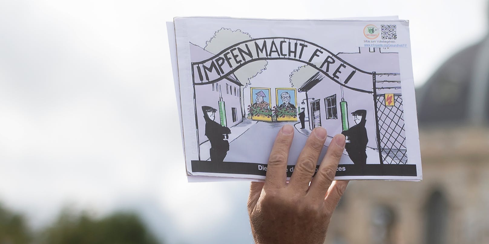 Ein den Holocaust verharmlosendes Schild auf einer Corona-Demo in Wien, 26. September 2020.