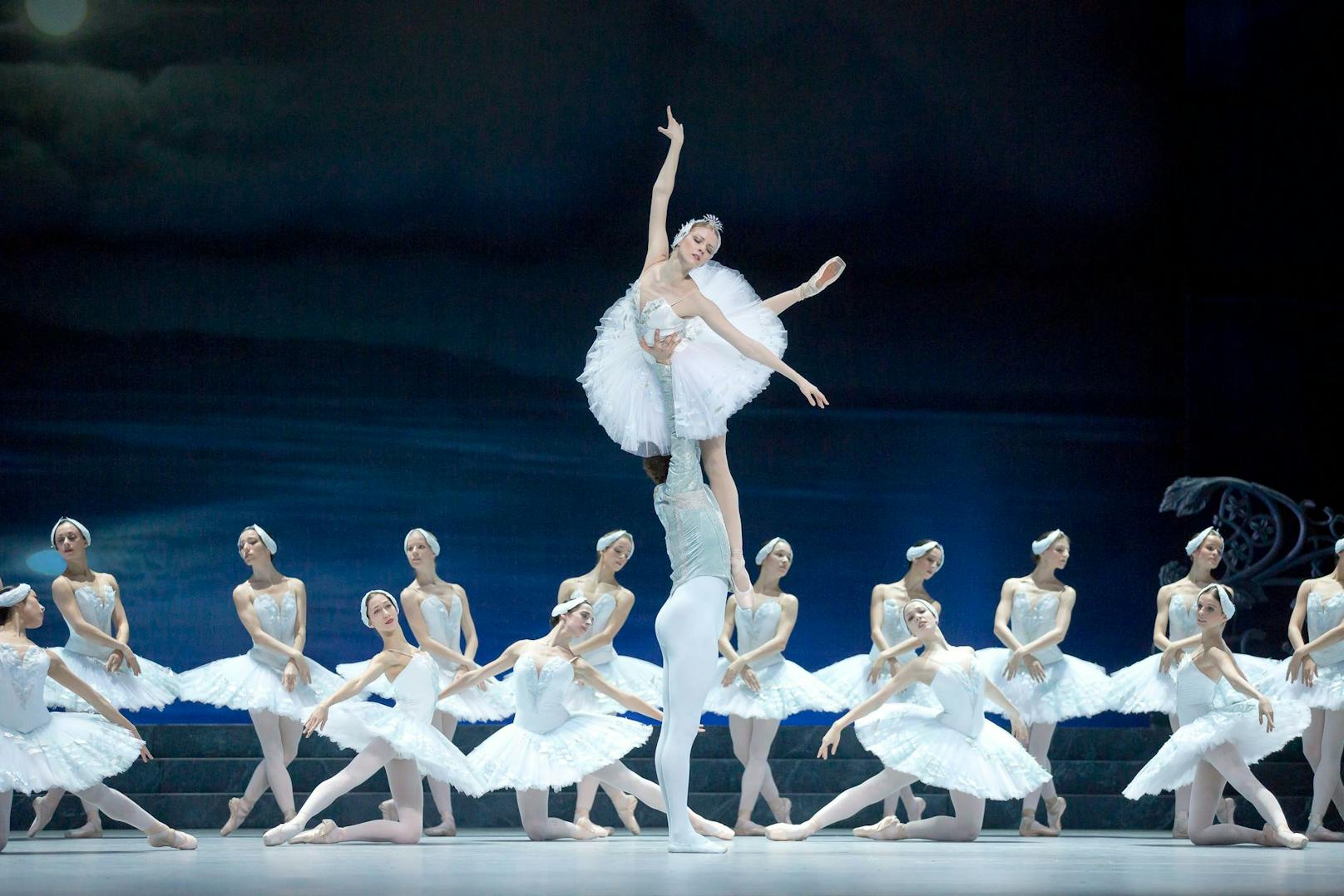 Ballett Schwanensee in der Wiener Staatsoper, mit Olga Esina als Odette/Odile und Vladimir Shishov als Prinz Siegfried.