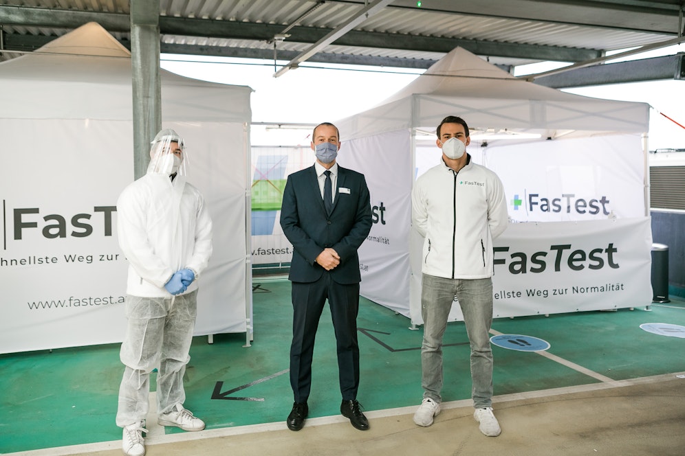  Paul Jarosch (Rettungssanitäter Fastest), Zsolt Juhasz (Center Manager Donau Zentrum) und Dr. med. univ. Manuel Chytilek (CEO - Geschäftsführer, Kommunikation Fastest)