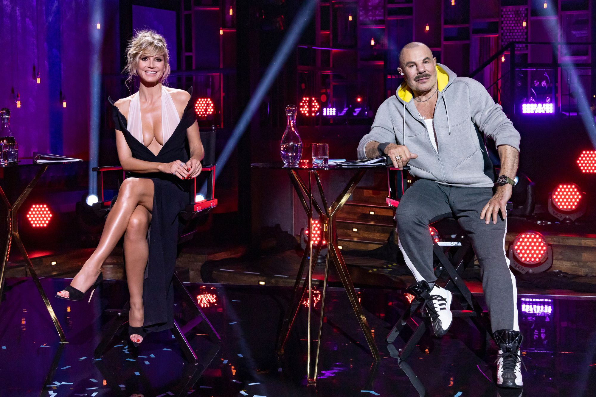 <strong>Heidi Klum</strong> trägt nicht nur eine Robe von <strong>Manfred Thierry Mugler</strong>, sondern lädt ihn zum Auftakt ihrer Show auch als Gastjuror ein.<br>