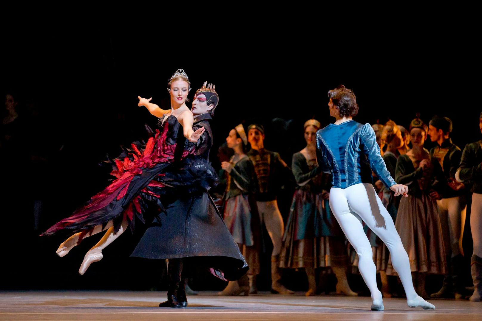 Ballett Schwanensee in der Wiener Staatsoper, mit Olga Esina als Odette/Odile und Vladimir Shishov als Prinz Siegfried.