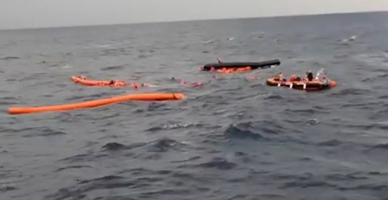 An Bord des Bootes sollen mehr als 120 Menschen gewesen sein, darunter auch Kinder.