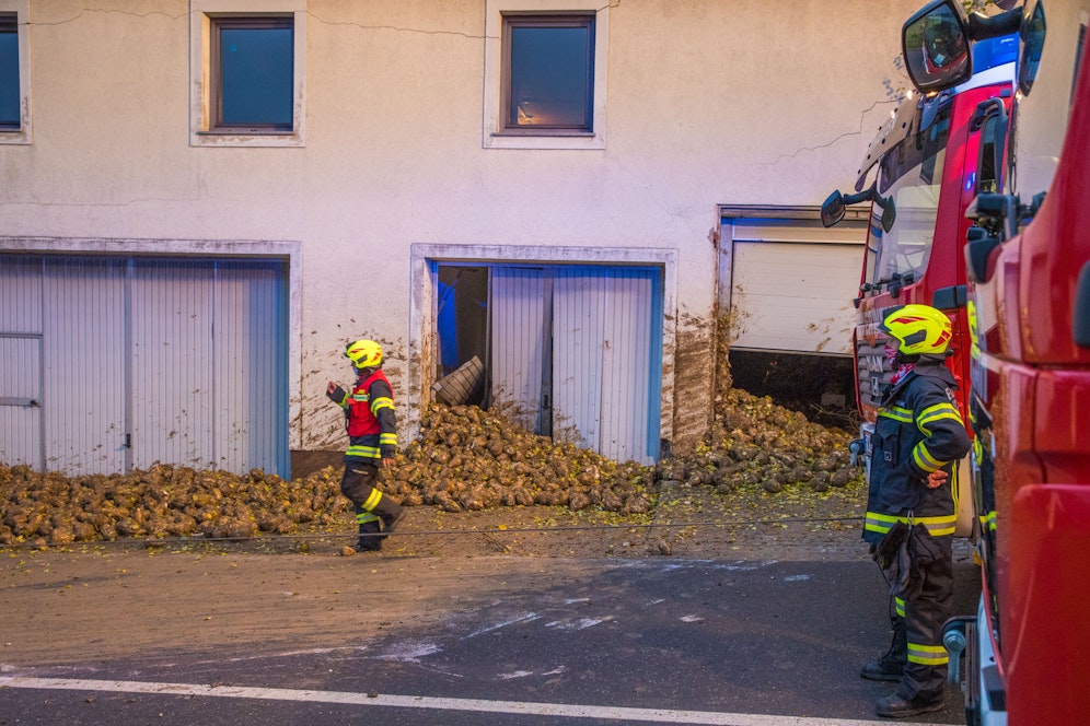 Nach dem Unfall landeten die Rüben auf der Straße und zerstörten sogar ein Garagentor.
