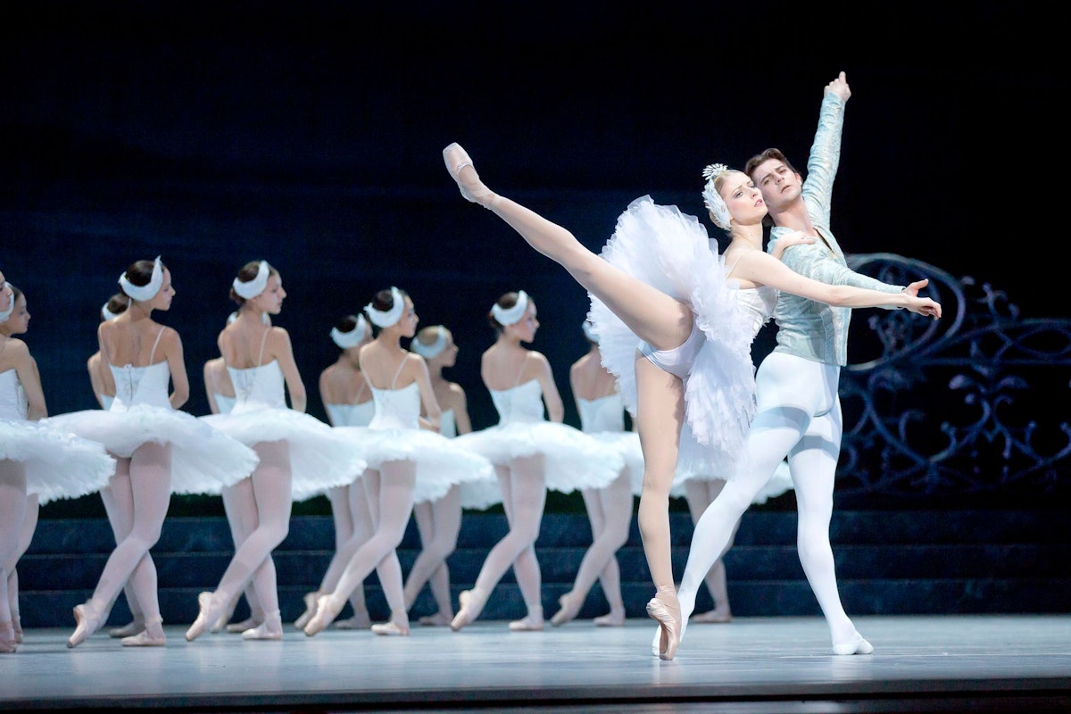Ballett Schwanensee in der Wiener Staatsoper, mit Olga Esina als Odette/Odile und Vladimir Shishov als Prinz Siegfried.