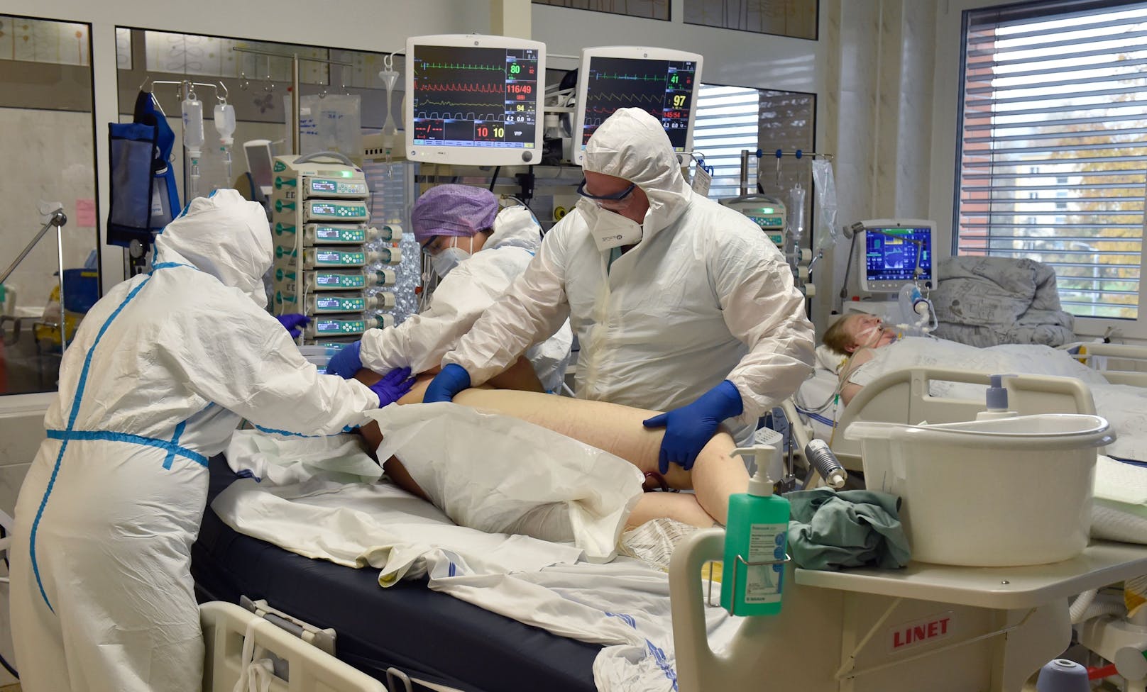 Ein Corona-Patient auf einer Intensivstation in einem tschechischen Krankenhaus