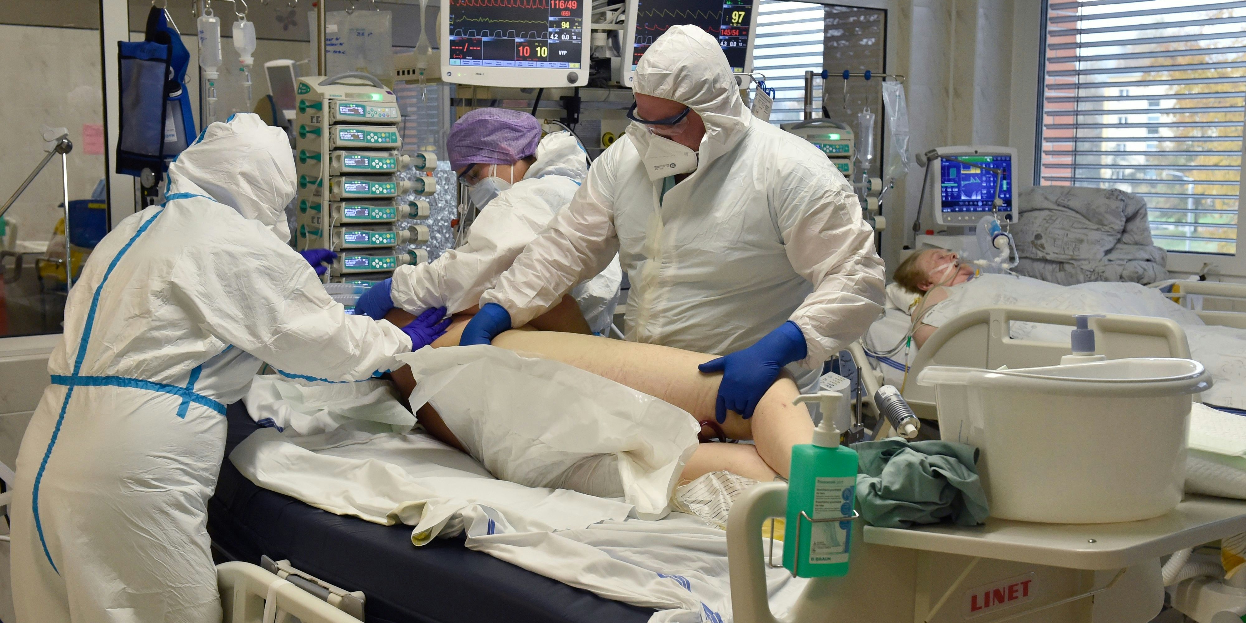 Ein Corona-Patient auf einer Intensivstation in einem tschechischen Krankenhaus