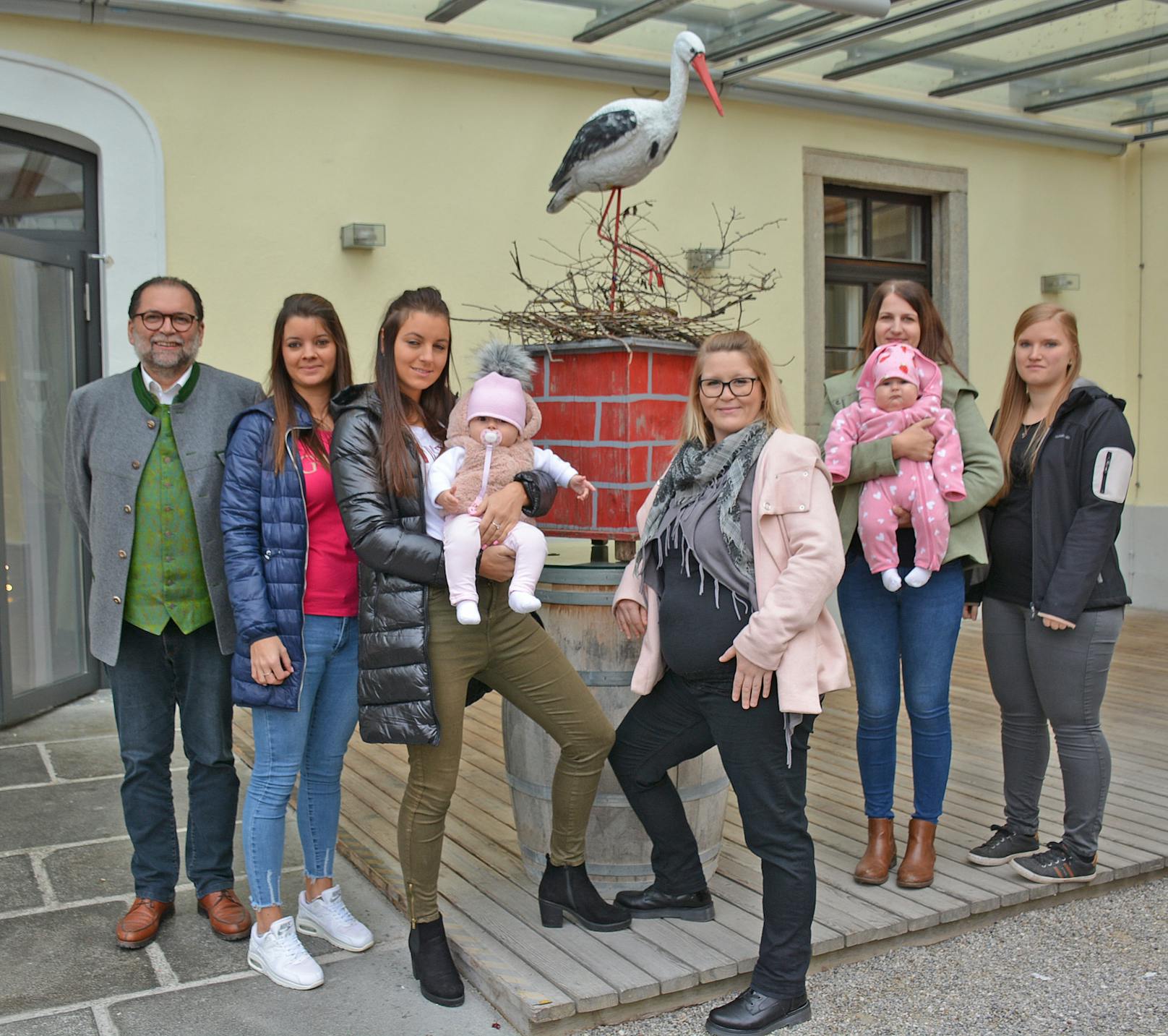 Brauhaus Wirt Helmut Satzinger mit seinen Kellnerinnen (v.l.) Monica, Luzie mit Baby Amelly, Silvia, Nadine mit Baby Leonie und Kerstin.