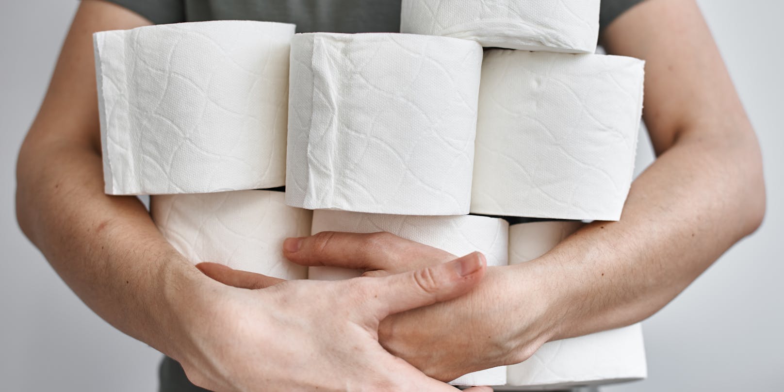 Ein erwachsener Mensch kommt mit einer Rolle Toilettenpapier locker drei Tage aus.