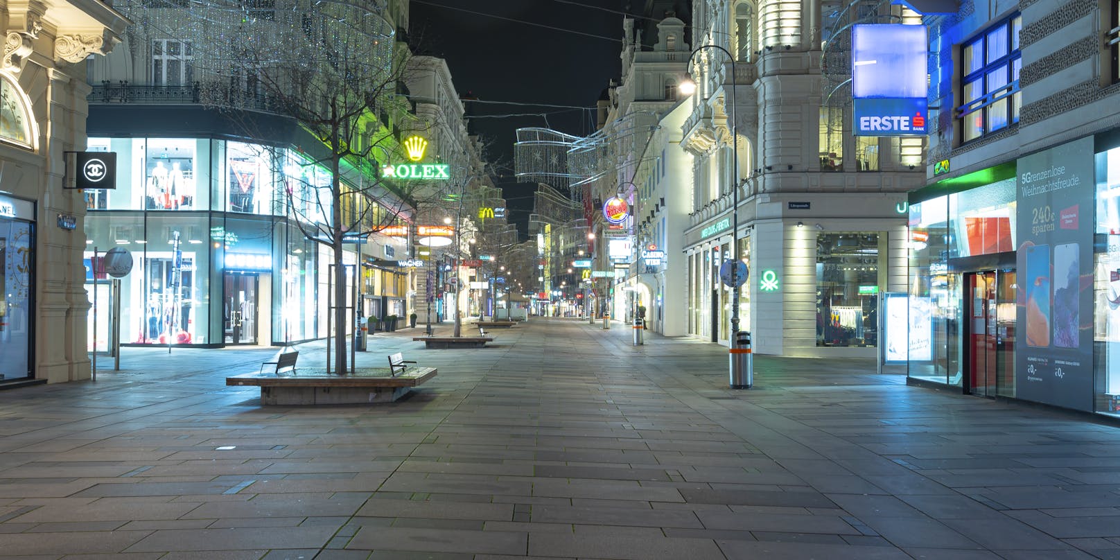 Kärntner Straße bei Nacht während der Ausgangssperre