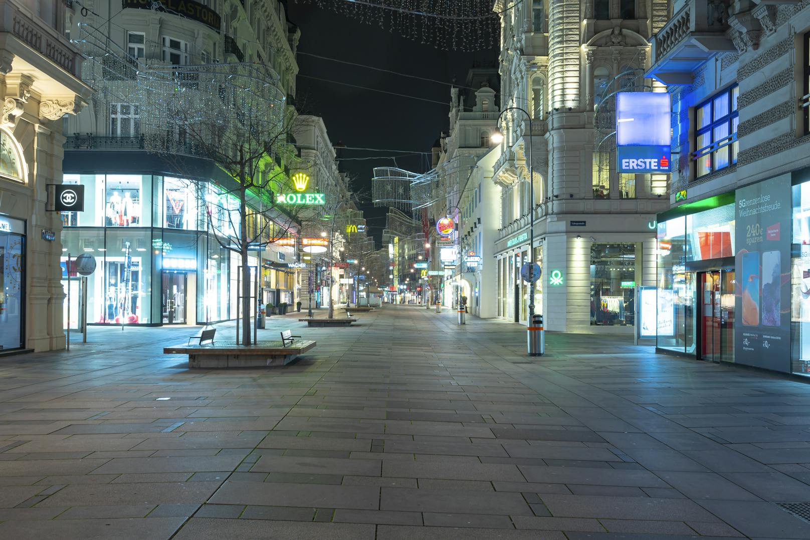Kärntner Straße bei Nacht während der Ausgangssperre (10. November 2020)