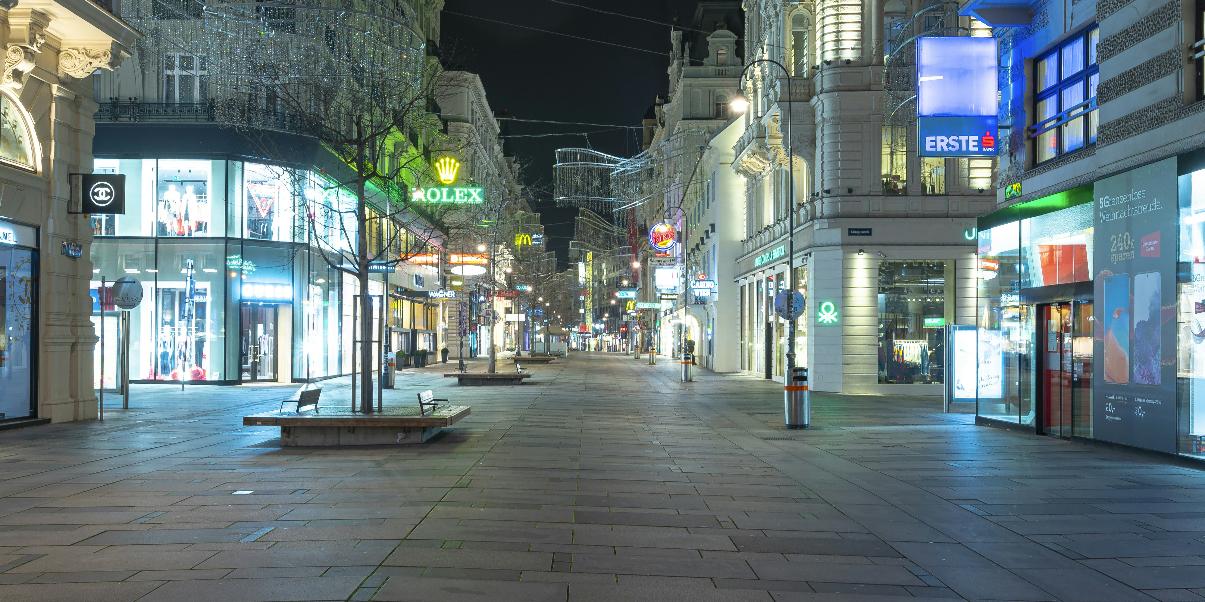 Kärntner Straße bei Nacht während der Ausgangssperre (10. November 2020)