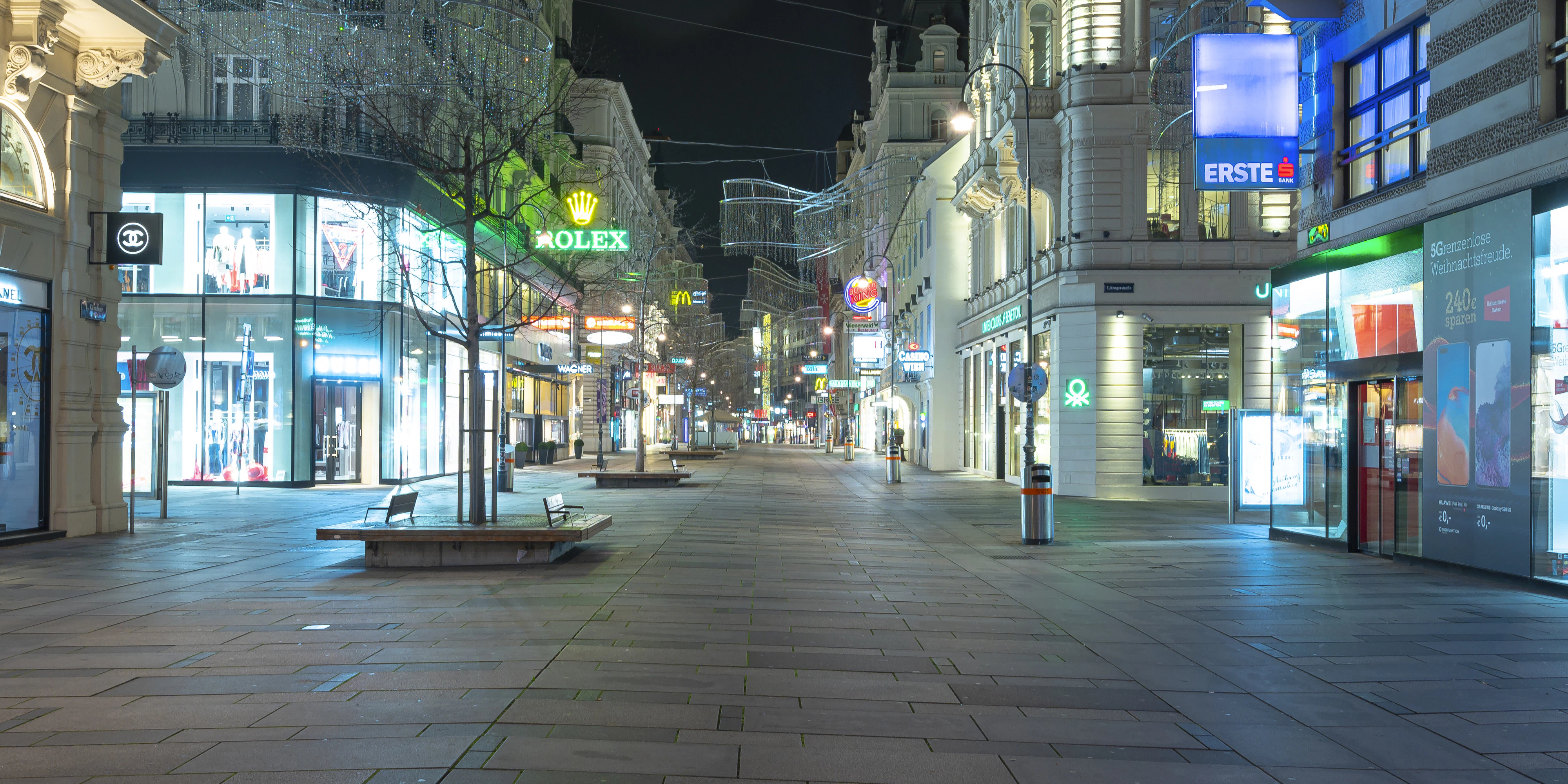 Kärntner Straße bei Nacht während der Ausgangssperre (10. November 2020)