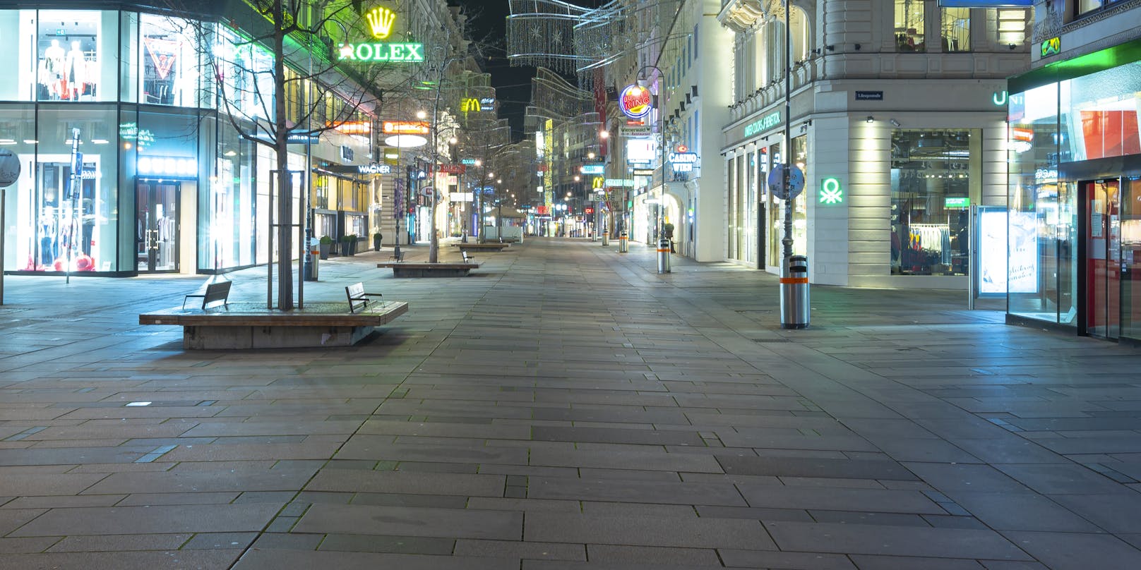 Kärntner Straße bei Nacht während der Ausgangssperre