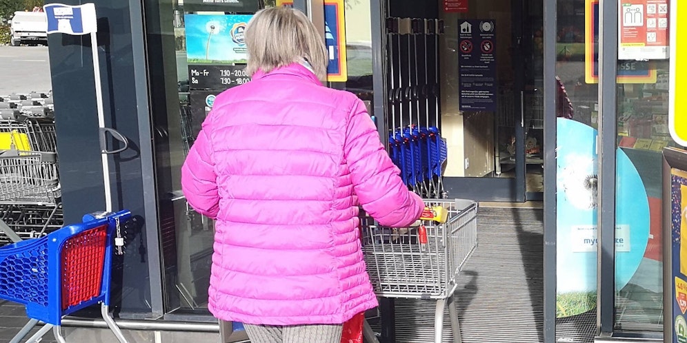 Wer bei Hofer einkauft, muss ein Wagerl benutzen.