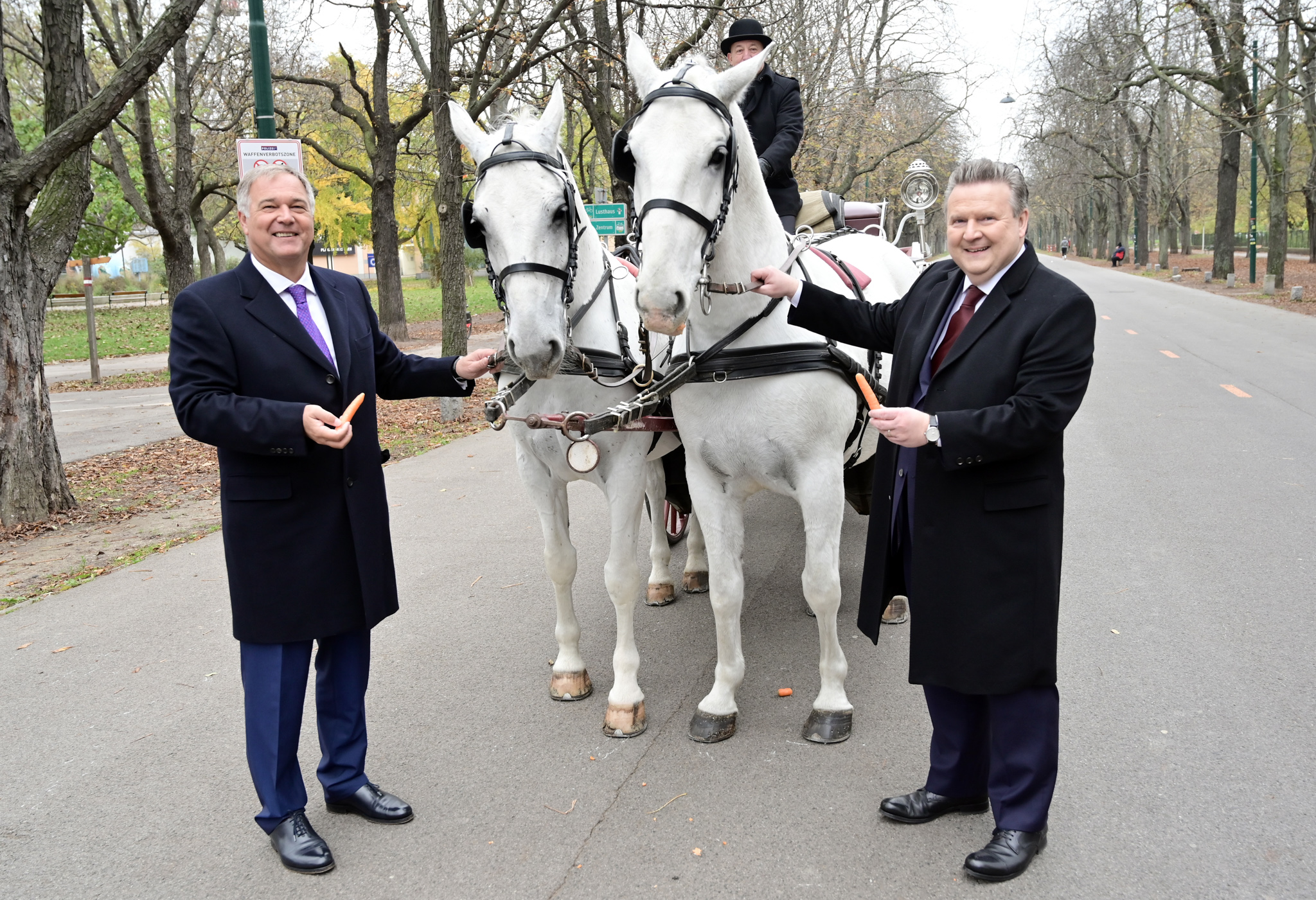 Wiens Wirtschaftskammer-Präsident Walter Ruck und Bürgermeister Michael Ludwig (SPÖ) bei einer gemeinsamen Fiakerfahrt auf der Prater Hauptallee.