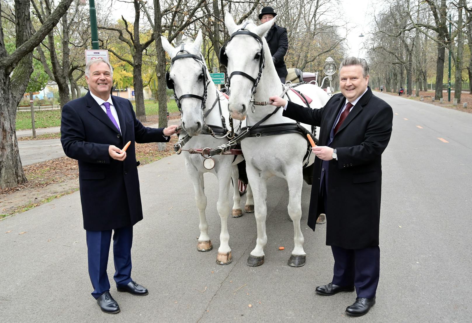 Wiens Wirtschaftskammer-Präsident Walter Ruck (li.) und Bürgermeister Michael Ludwig (SPÖ) füttern in der Corona-Krise die Fiaker (und ihre Pferde) durch.