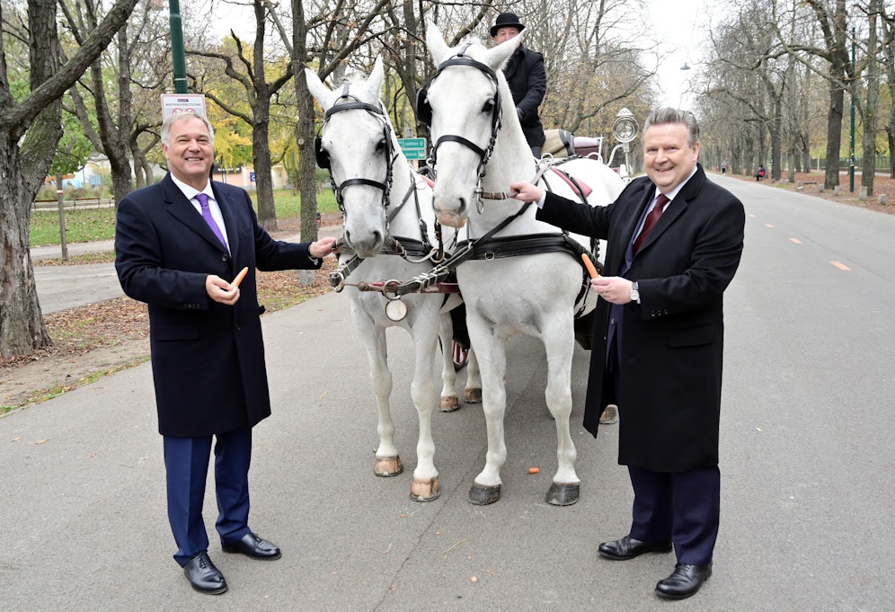 Wiens Wirtschaftskammer-Präsident Walter Ruck und Bürgermeister Michael Ludwig (SPÖ) bei einer gemeinsamen Fiakerfahrt auf der Prater Hauptallee.