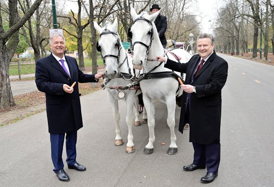 Wiens Wirtschaftskammer-Präsident Walter Ruck und Bürgermeister Michael Ludwig (SPÖ) bei einer gemeinsamen Fiakerfahrt auf der Prater Hauptallee.