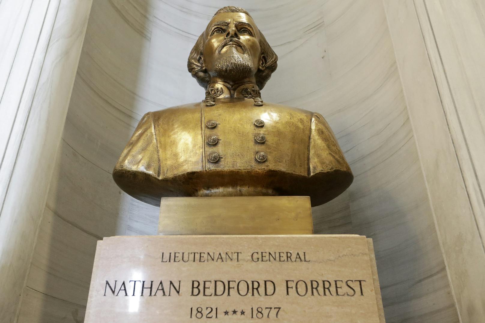 <strong>Die Geburt des Hexenmeisters:</strong> Nathan Bedford Forrest wurde am 13. Juli 1821 geboren. Er wurde 1867 zum ersten „Grand Wizard“ (Großer Hexenmeister) des rassistischen Geheimbundes Ku-Klux-Klan gewählt. 