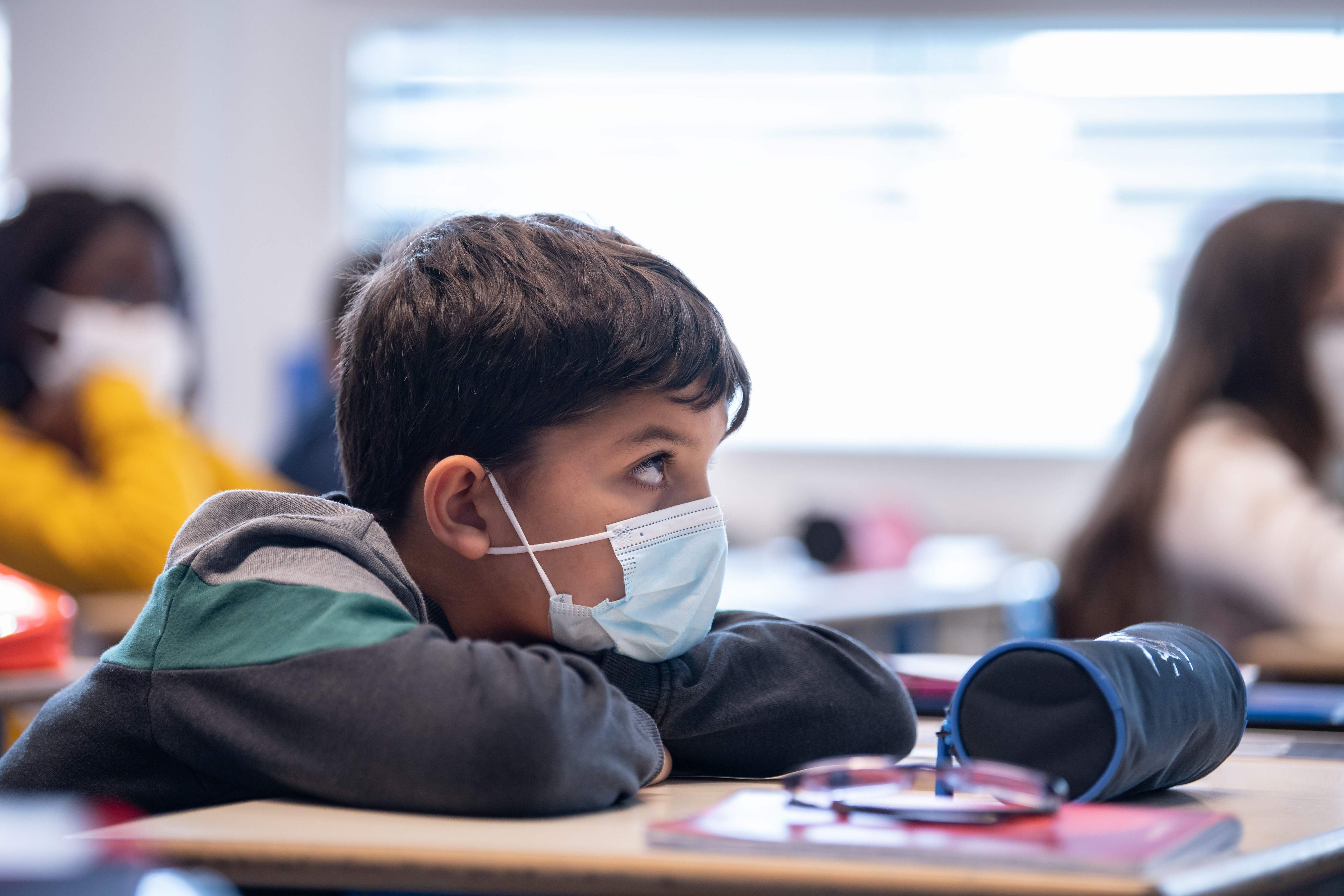 Französische Volksschüler lauschen ihrer Lehrerin im Rahmen einer Gedenkminute für den ermordeten Lehrer Samuel Paty 