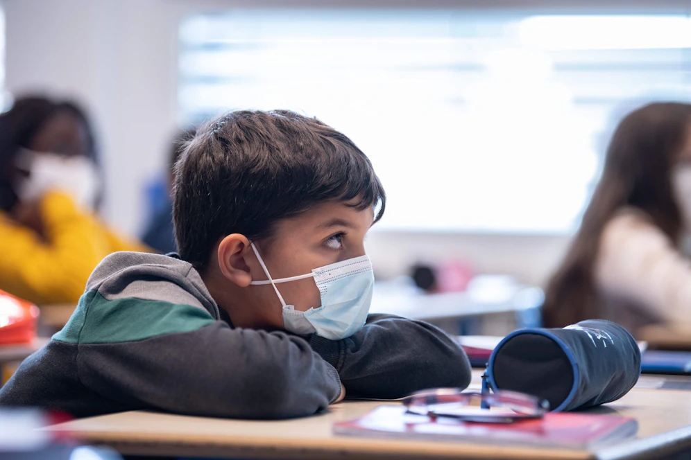 Französische Volksschüler lauschen ihrer Lehrerin im Rahmen einer Gedenkminute für den ermordeten Lehrer Samuel Paty 