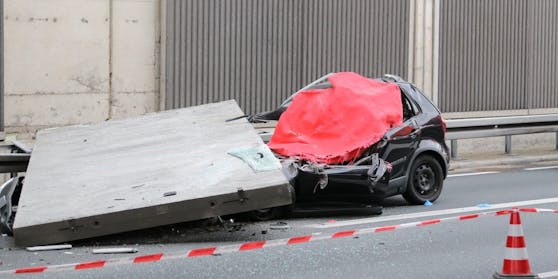 Tonnenschwere Platte fällt auf Auto Fahrerin stirbt