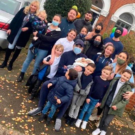 Ali Sakallioglu inmitten seiner Familie: 222 Tage musste er im Spital verbringen