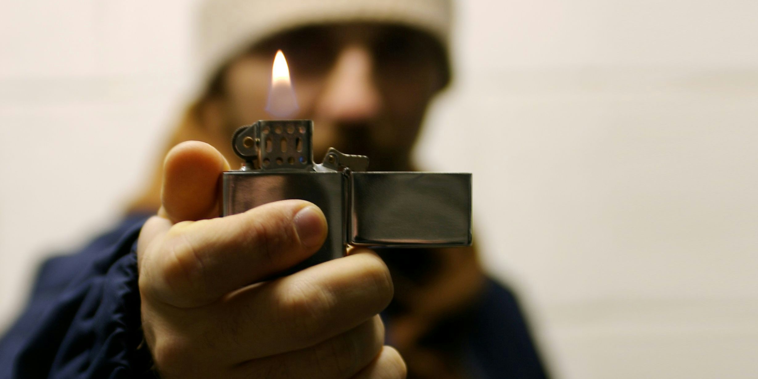 Ein Bub mit einem Zipp-Feuerzeug