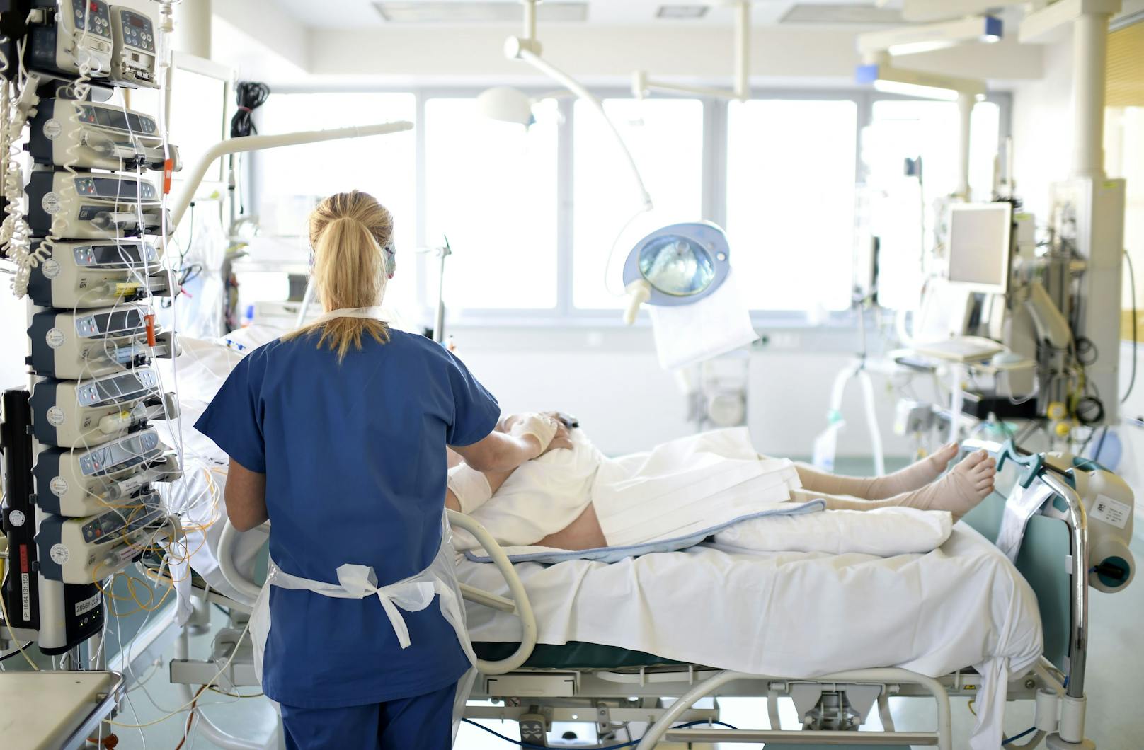 Eine Krankenschwester kümmert sich um einen Patienten auf der Intensivstation eines Krankenhauses in Niederösterreich.