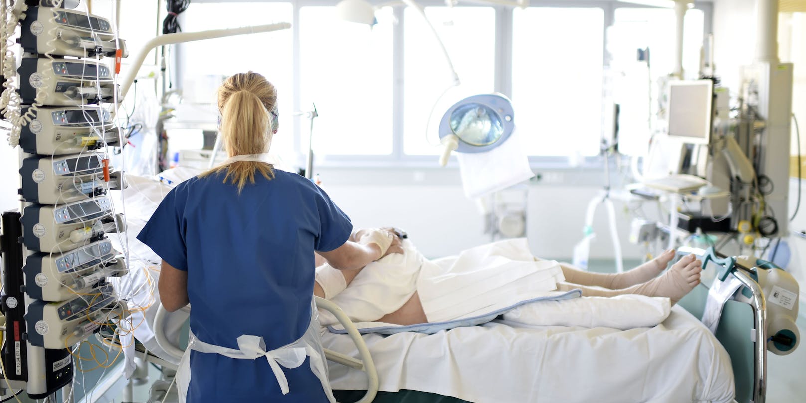 Eine Krankenschwester kümmert sich um einen Patienten auf der Intensivstation. Ein neuer Bericht sorgt für einen Schock.