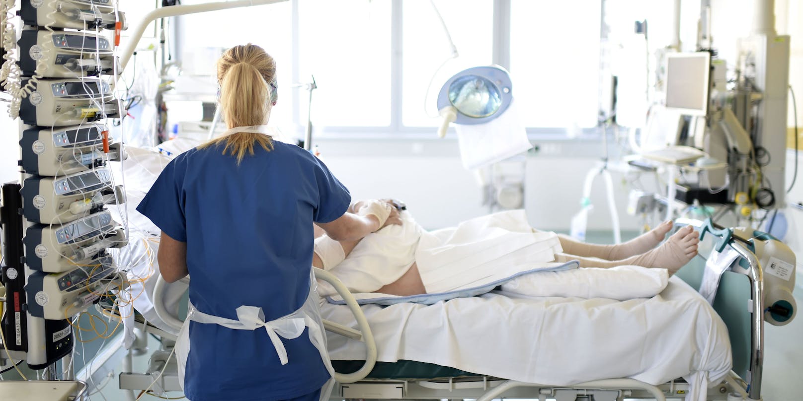 Eine Krankenschwester kümmert sich um einen Patienten auf der Intensivstation eines Krankenhauses in Niederösterreich