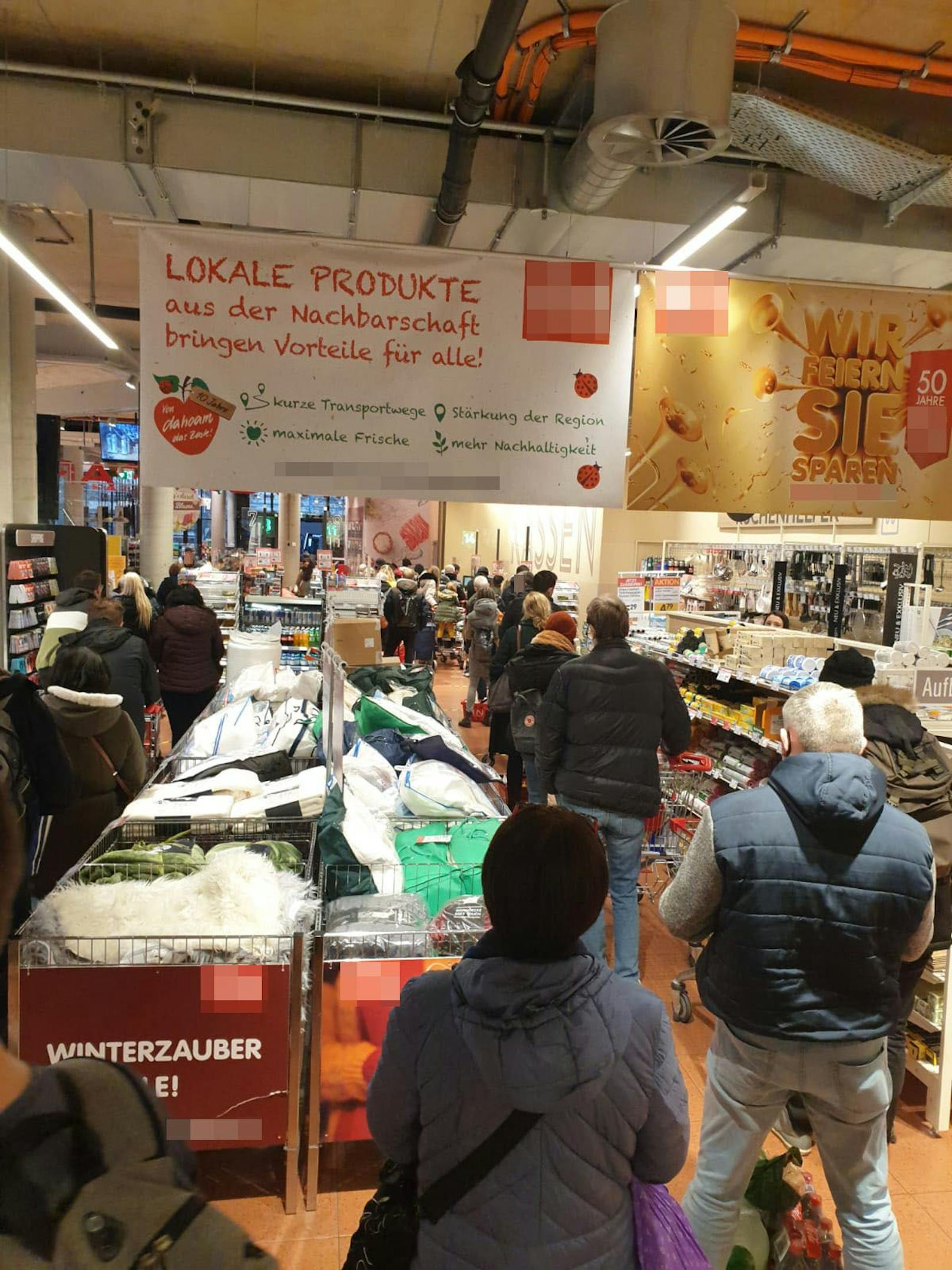 Vor dem zweiten Lockdown stürmen die Wiener in die Supermärkte.