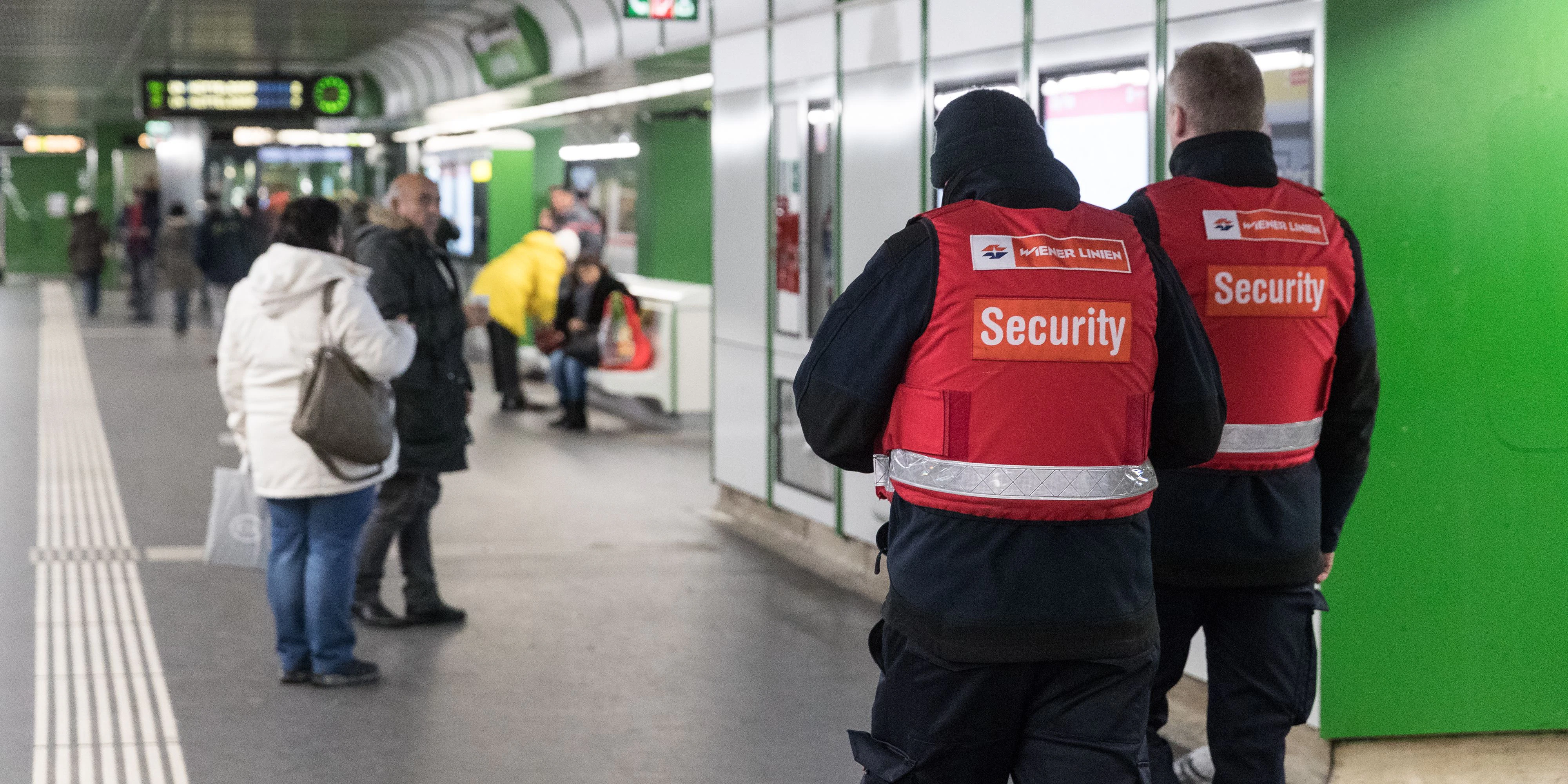 Zwei Angestellte des Sicherheitsdiensts der Wiener Linien. Symbolbild