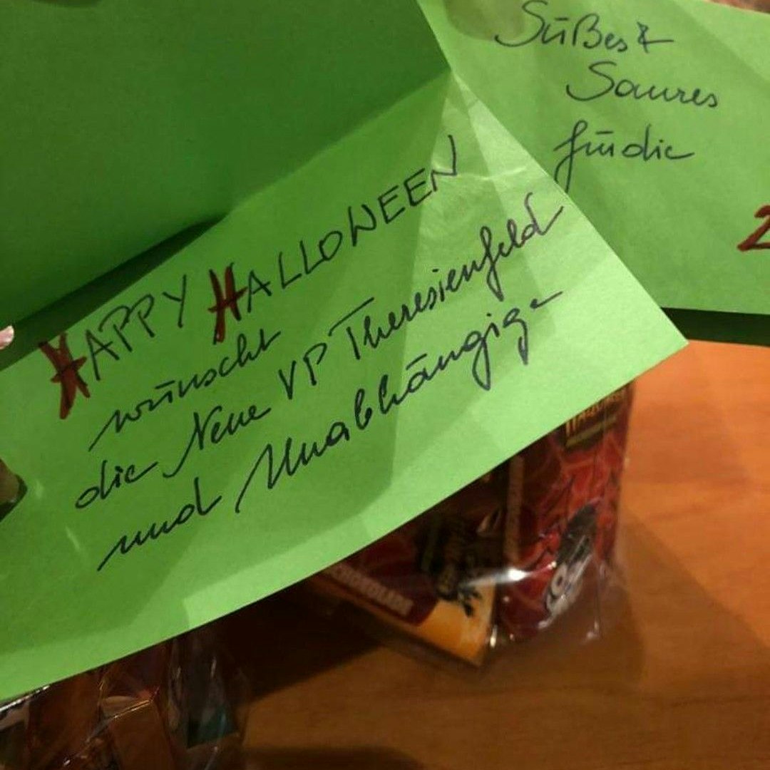 Die VP teilte Süßigkeiten in der Volksschule aus, die FP kritisiert das.