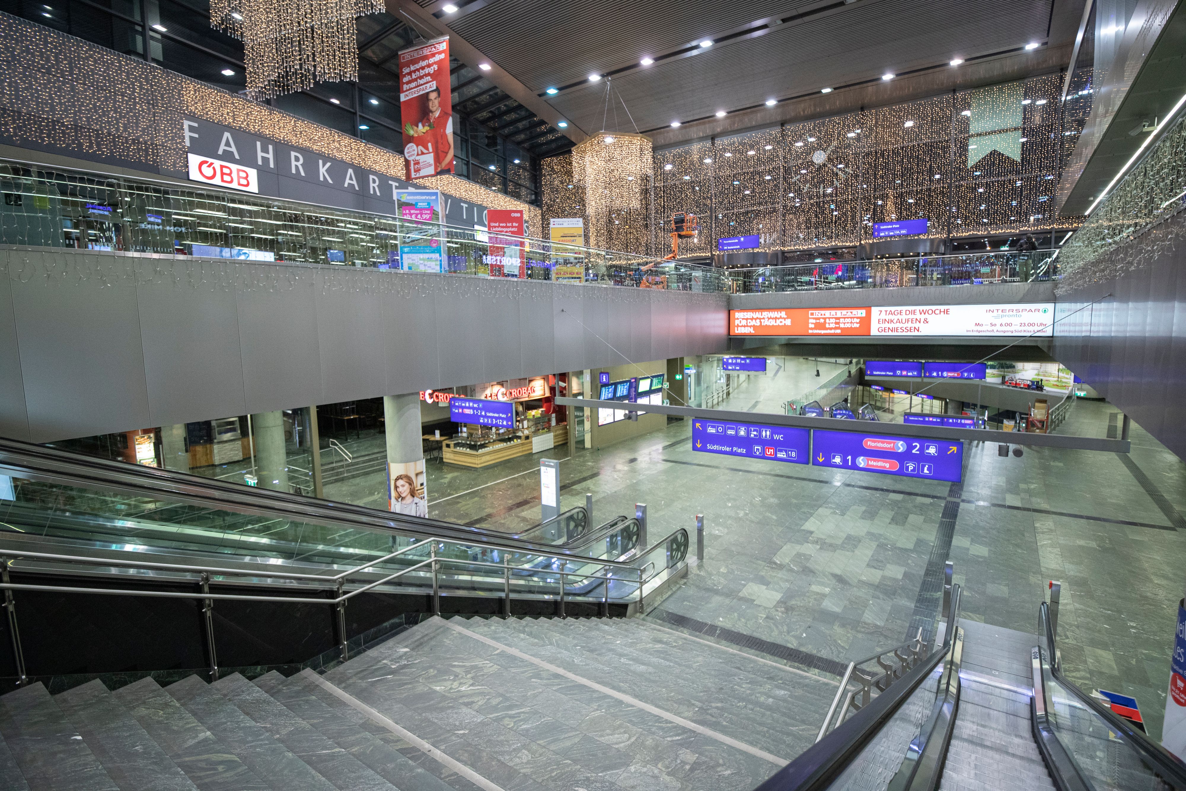 Aufgrund der steigenden Infektionszahlen gelten derzeit österreichweit Ausgangsbeschränkungen. Im Bild der ausgestorbene Wiener Hauptbahnhof